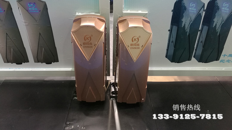 新型的滚轮式开门机