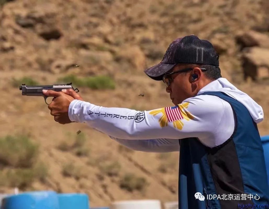 IDPA海外实弹射击训练男射手