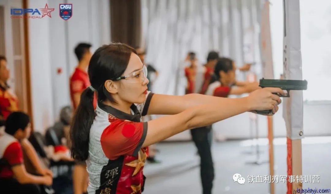 IDPA运动的手枪美女射手