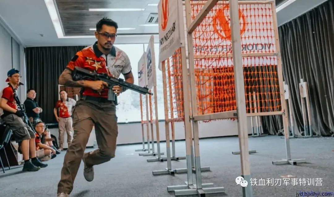 IDPA运动的步枪帅哥射手