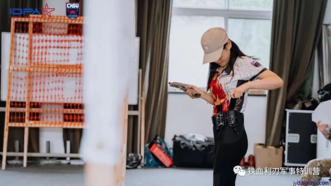 IDPA气动手枪的美女学员