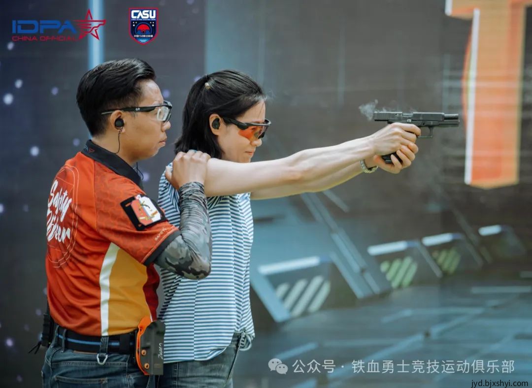 北京铁血勇士竞技运动俱乐部在泰国实弹射击训练，教练辅助学员