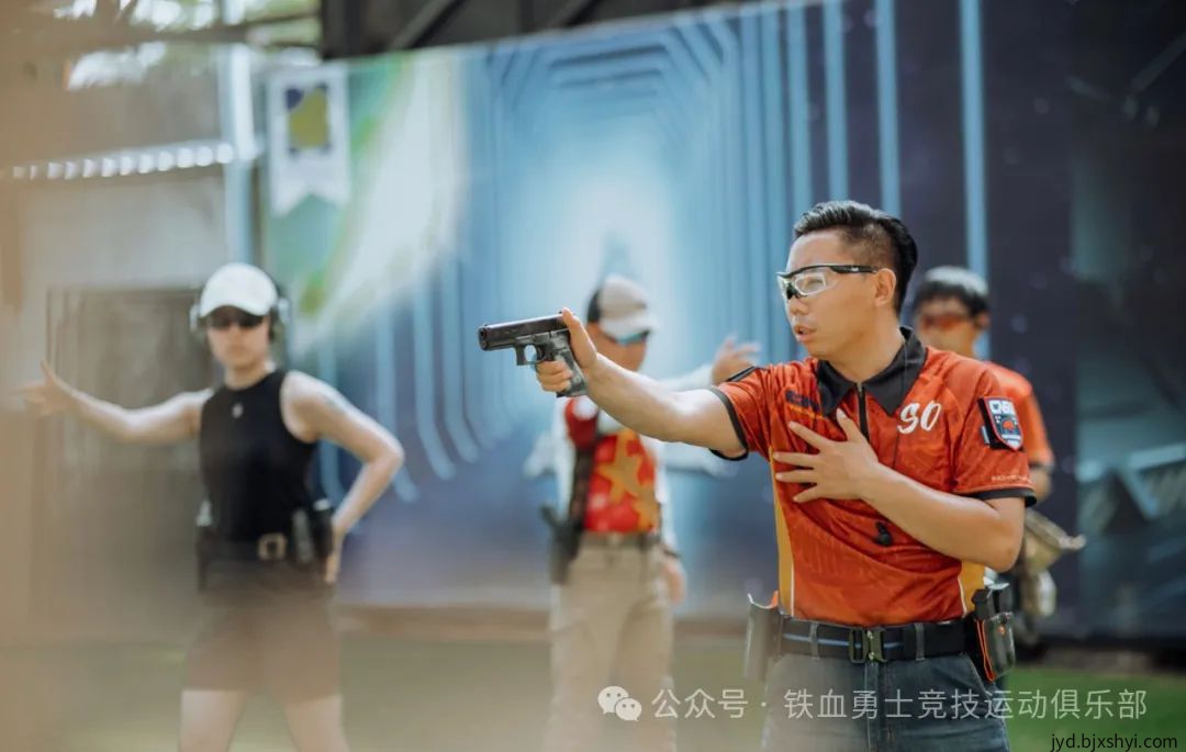 铁血勇士俱乐部的射手在泰国IDPA实弹射击训练