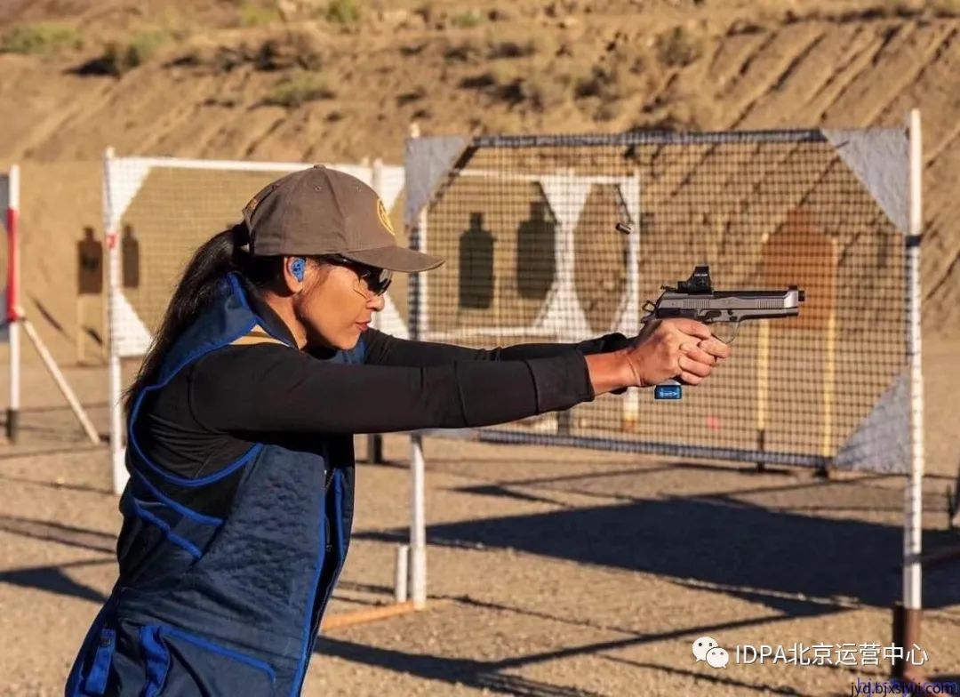 IDPA海外实弹射击训练手枪女射手