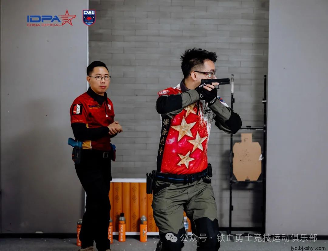 铁血勇士俱乐部IDPA气枪射击培训现场射手正在联系