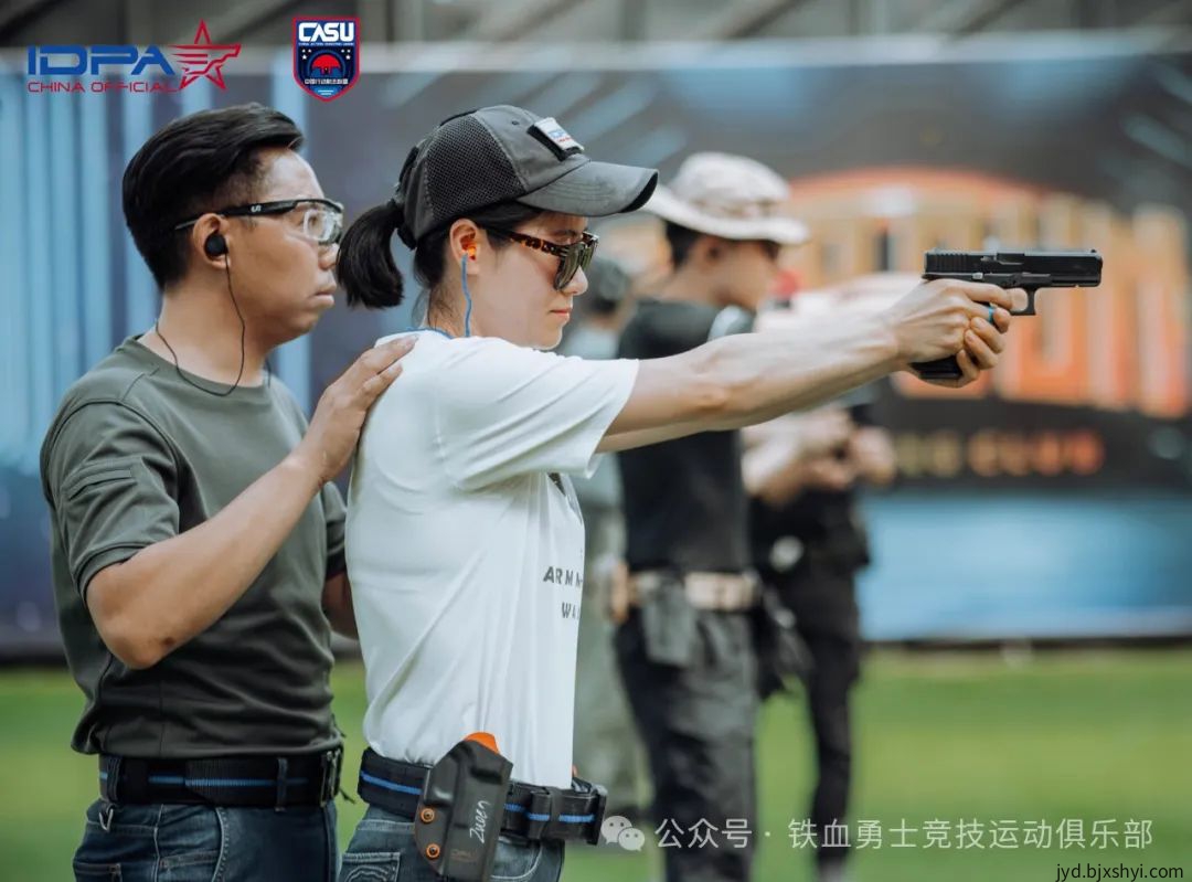 铁血勇士俱乐部的射手在泰国IDPA实弹射击训练
