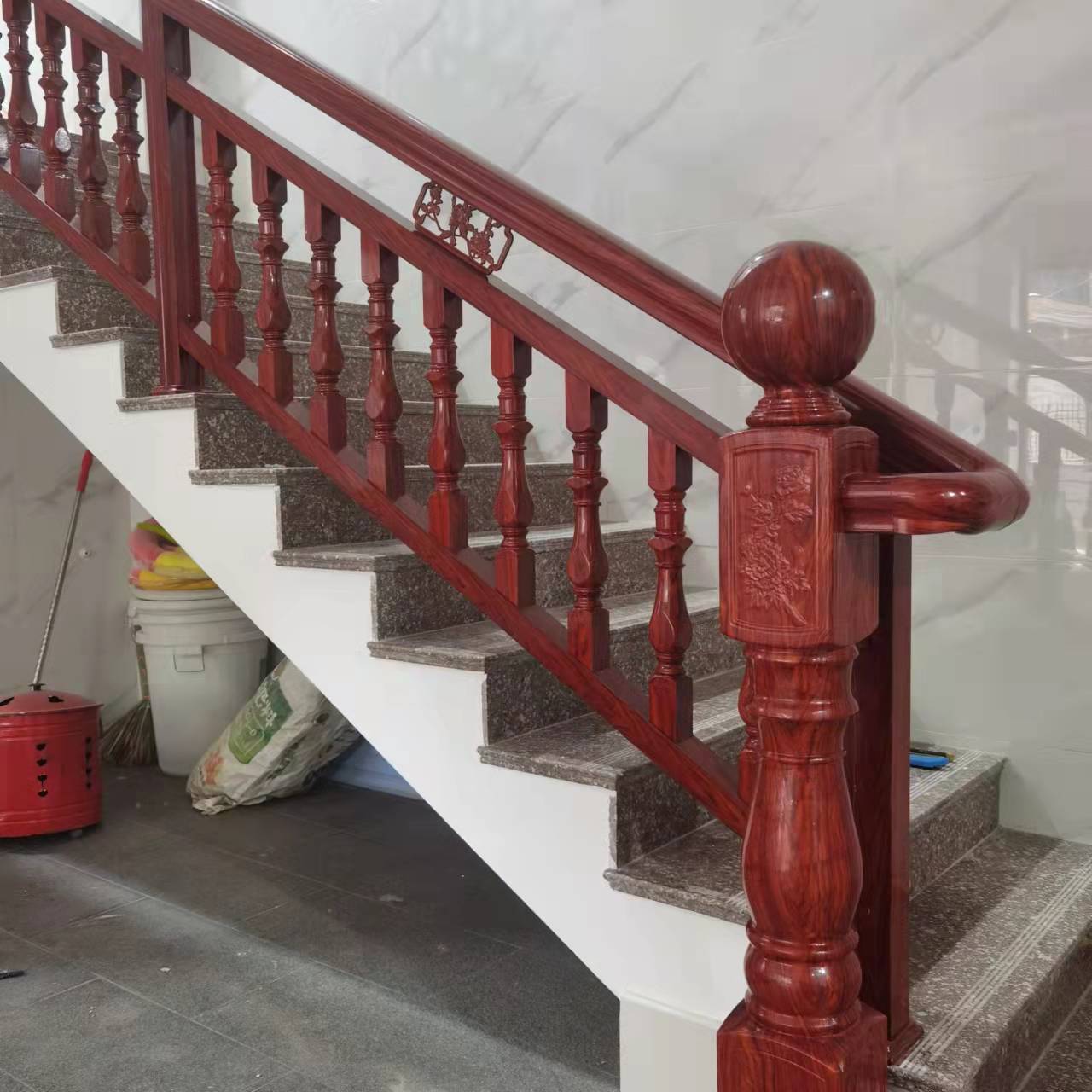 褐色楼梯扶手