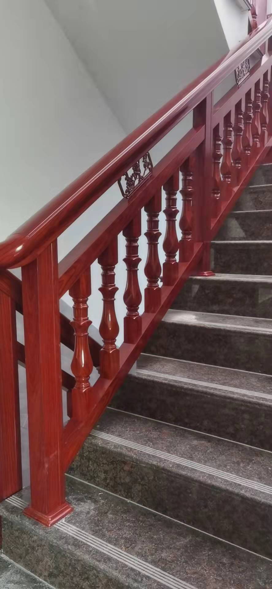褐色楼梯扶手