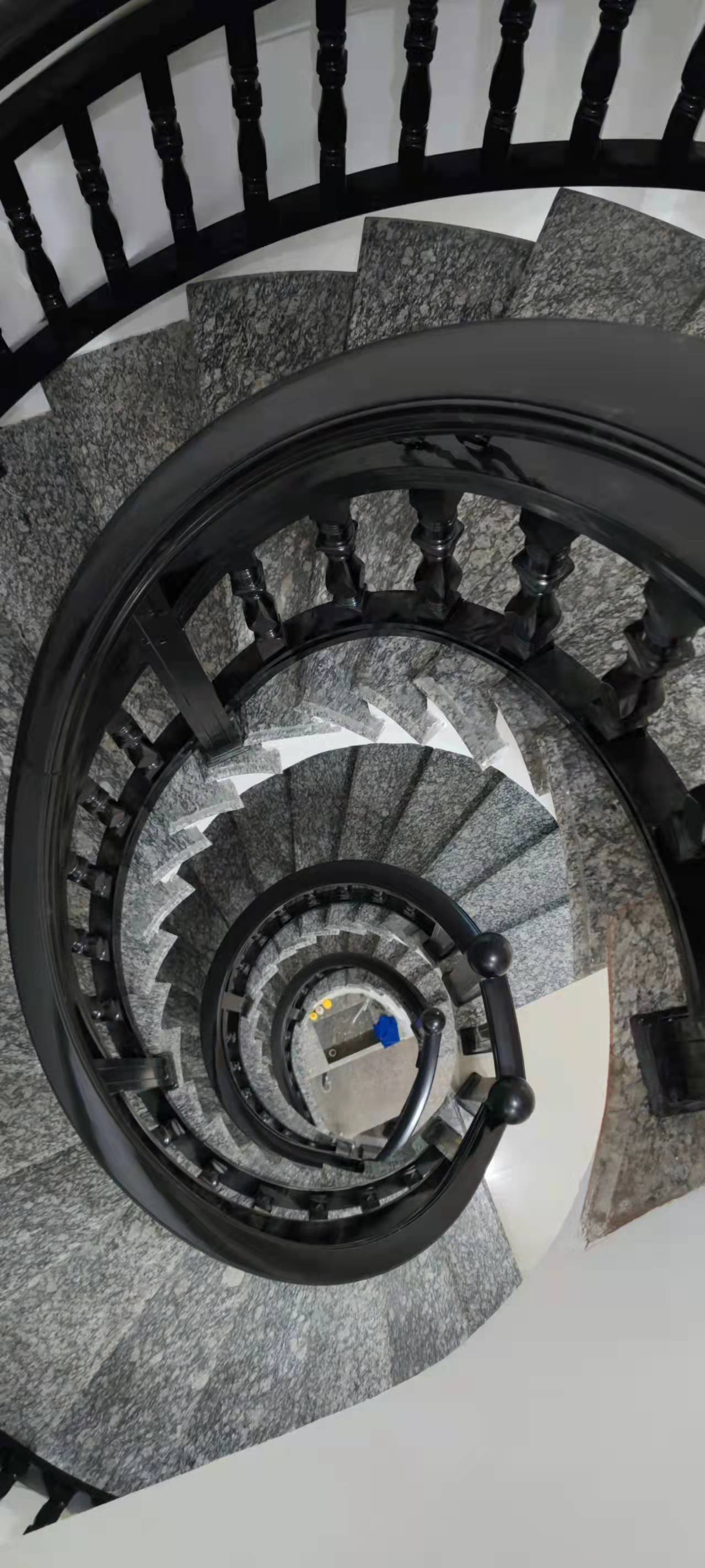 黑色旋转楼梯