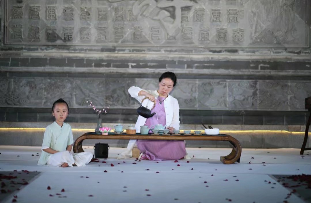 启东宫廷文化园展示青瓷茶艺