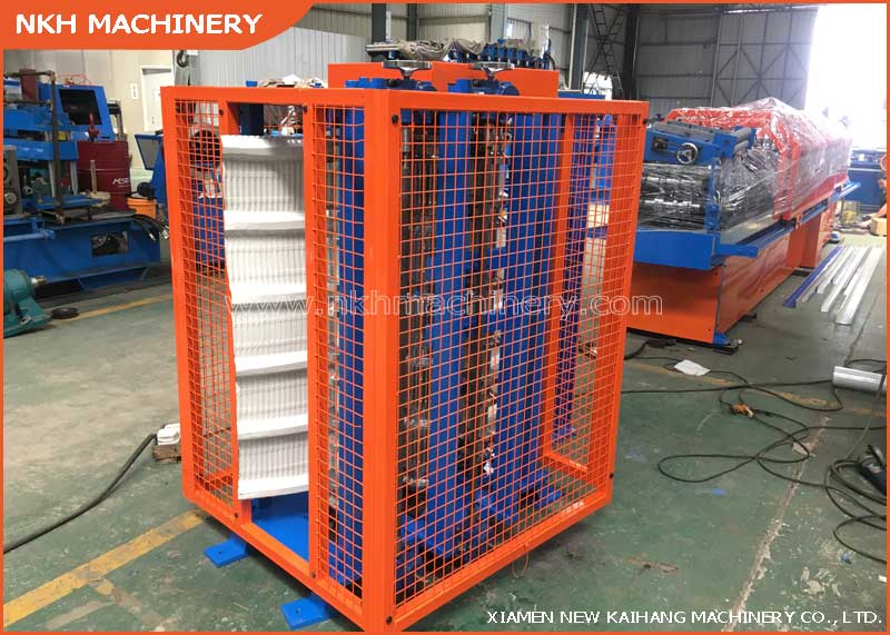 Tooth curving machine for normal roof profile