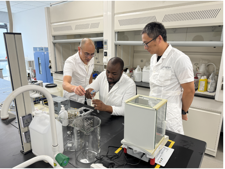 专家引领明方向 匠心打磨促提升——国家杰青王文静教授对工作站进行指导