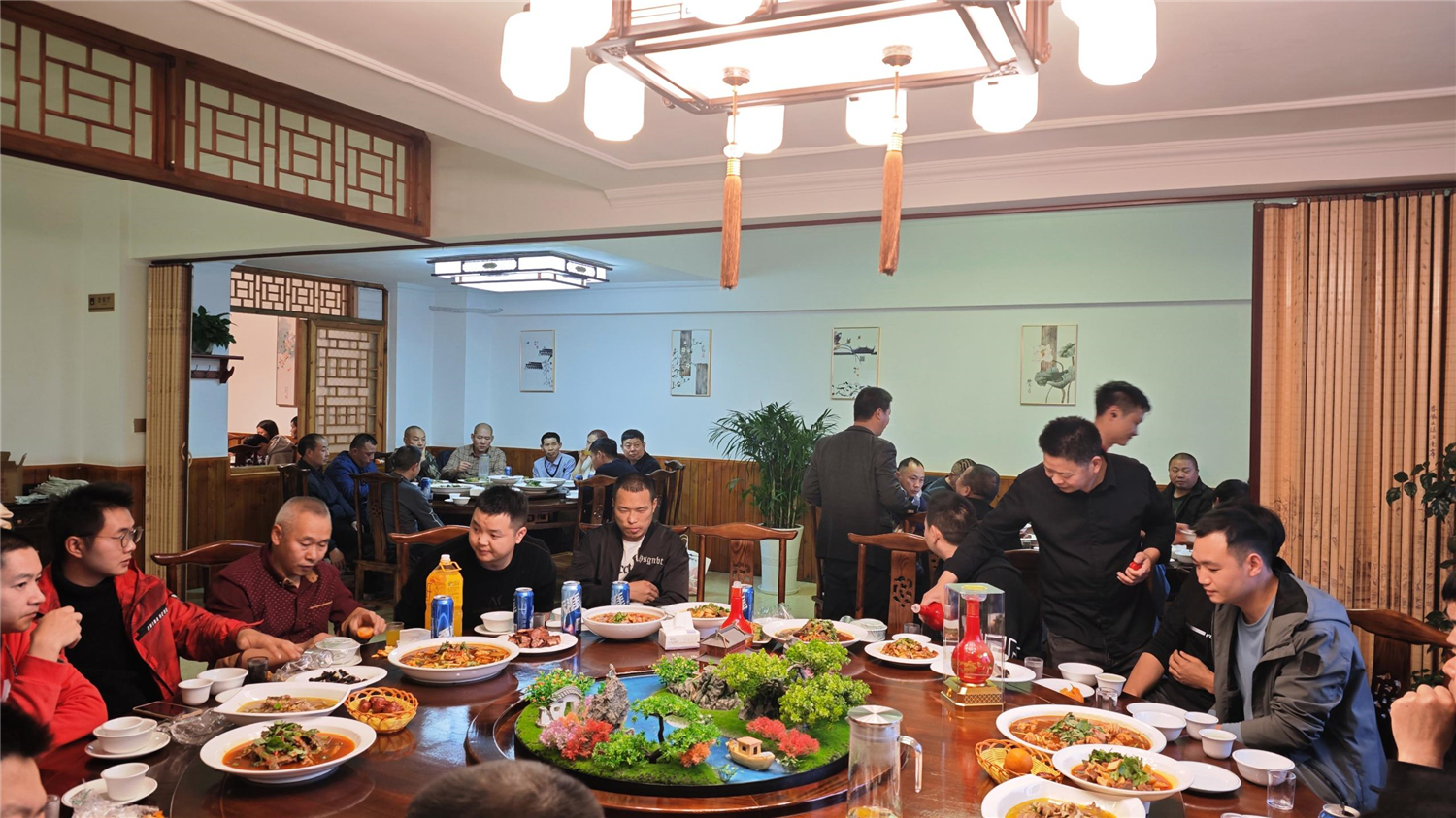 <div style="text-align:center;">
	<span style="font-size:18px;font-family:SourceHanSansCN-Regular;">工人聚餐</span>
</div>