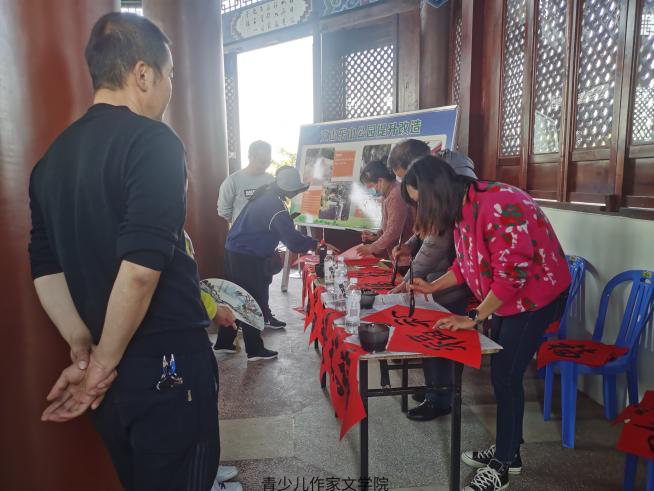 文山市文联元宵送福笑开怀