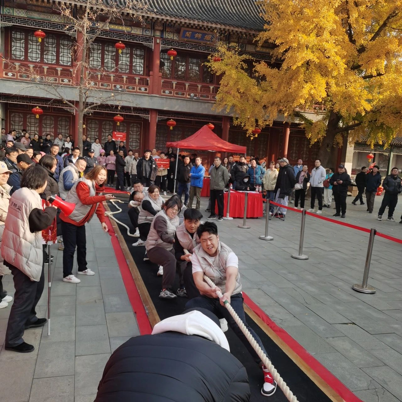 团结一心聚合力，携手并肩扬壮势——首源物业参加西城白纸坊街道第二届拔河比赛