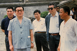 1995年6月，李长春在确山竹沟革命纪念馆参观