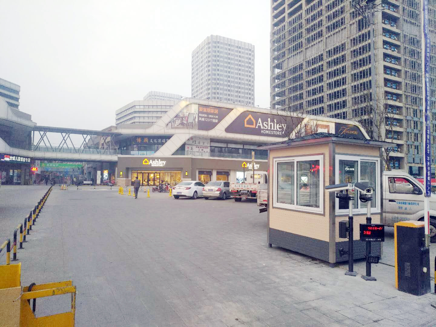 万达广场爱室丽家居雕花板岗亭