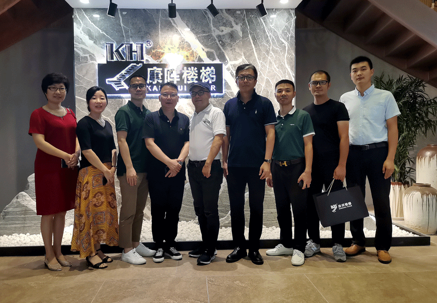 汕头市装饰行业协会会长一行莅临我司参观指导