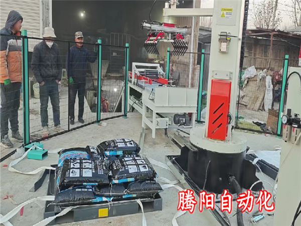 肥料立柱碼垛機(jī)器減低了企業(yè)的人力與倉(cāng)儲(chǔ)成本