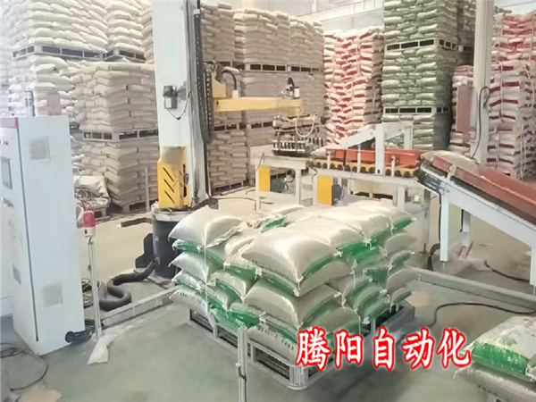 雜糧立柱碼垛機器人占地小安裝方便改變傳統碼垛方式