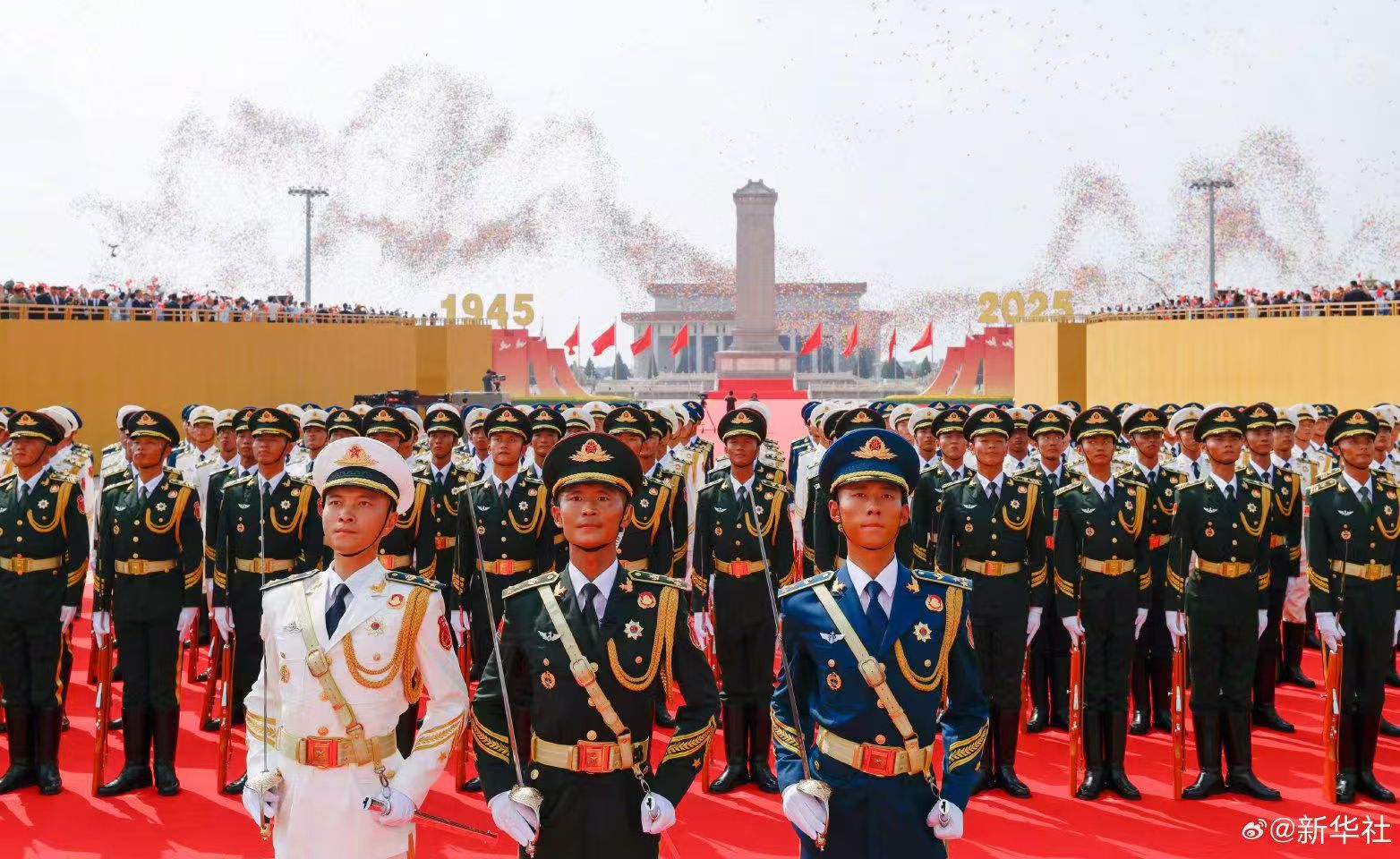 河南大河招标有限公司组织观看纪念中国人民抗日战争暨世界反法西斯战争胜利80周年阅兵现场直播