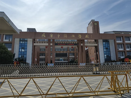 诺电为咸宁某学校计算机教室部署UPS+蓄电池组合方案，筑牢教学用电安全防线