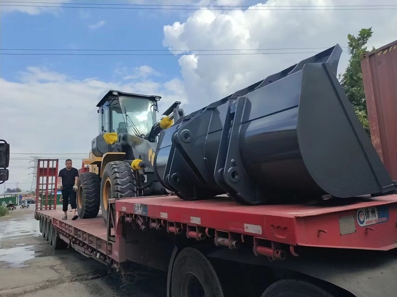 LW300KN Loaders And Excavator To Arica
