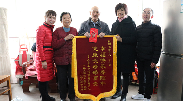 公司領(lǐng)導(dǎo)走訪慰問(wèn)員工家庭