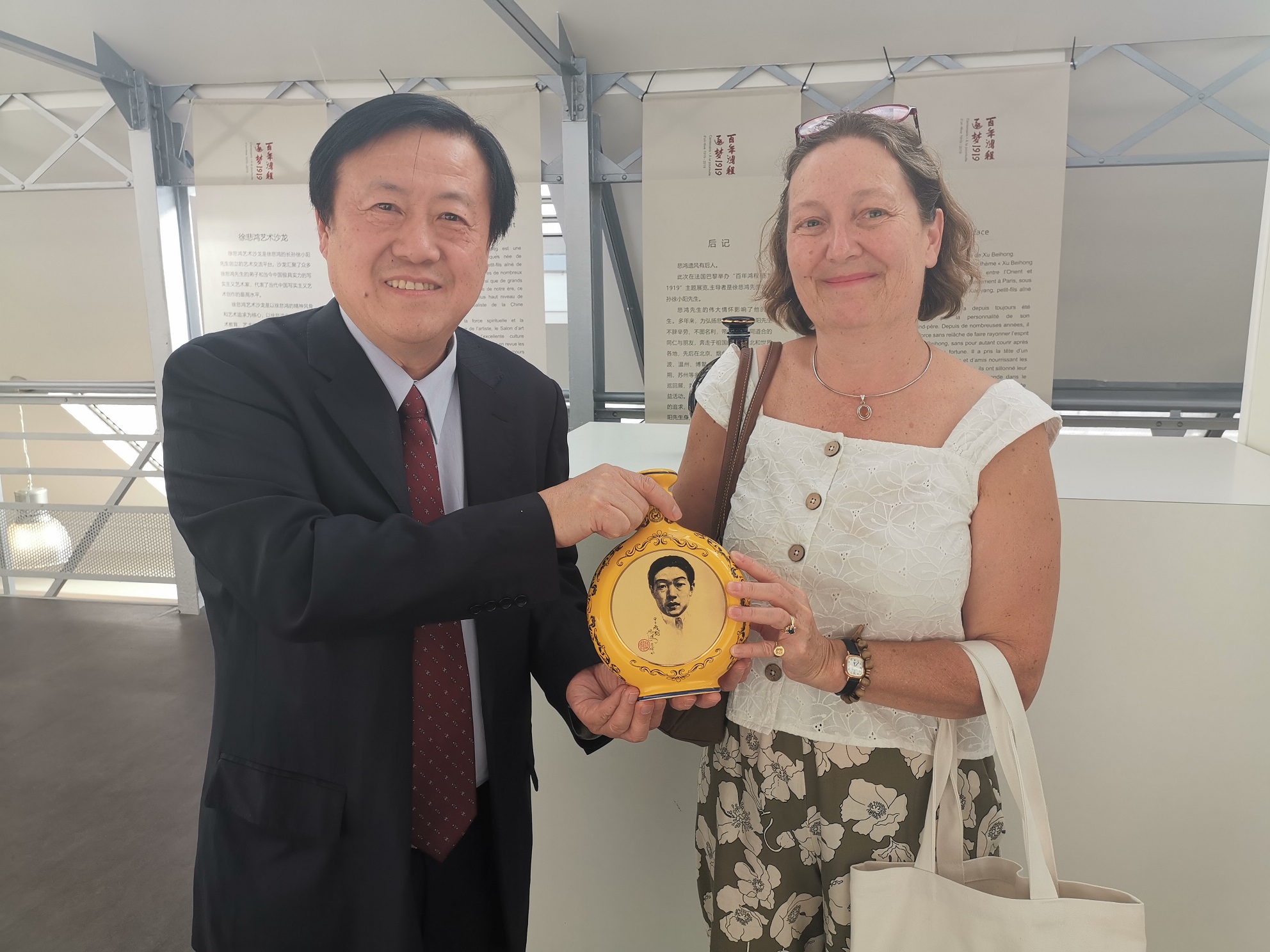 洋河股份梦之蓝携手徐悲鸿艺术大师酒亮相法国百年鸿程·逐梦1919展会现场