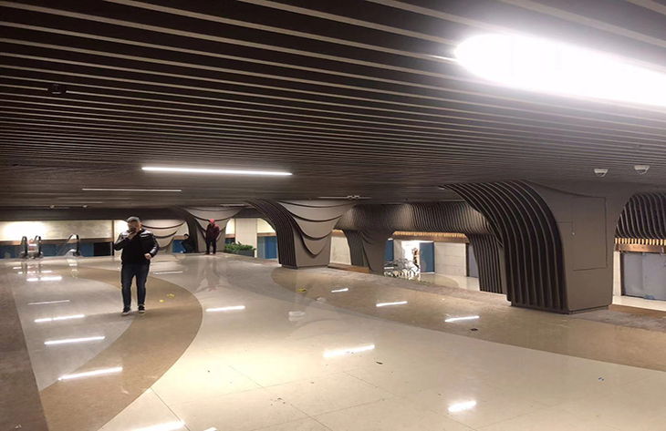 弧形鋁(lv)方通、鋁(lv)單(shan)板-商場(chang)案例