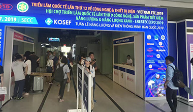 稳优参加2019年越南电力展