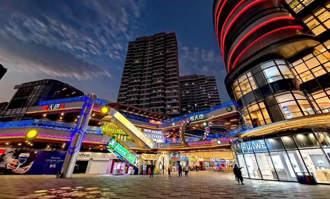 西安沣东吾悦广场一东南门