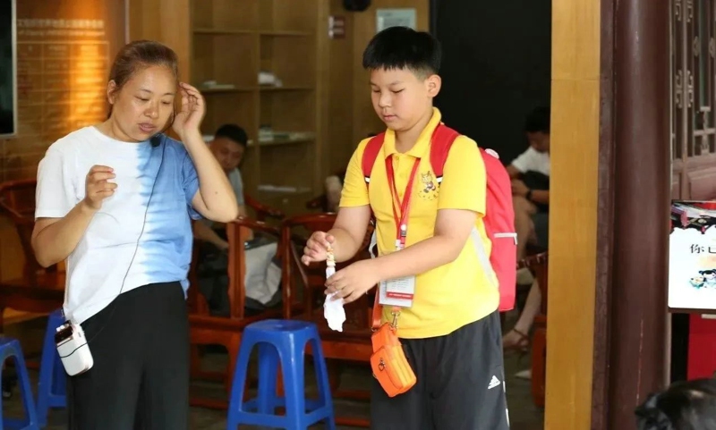 海外華裔青少年“中國(guó)尋根之旅”走近自貢扎染