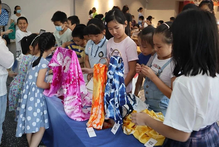 蜀颉扎染产品展台前围满了驻足观看的小朋友们