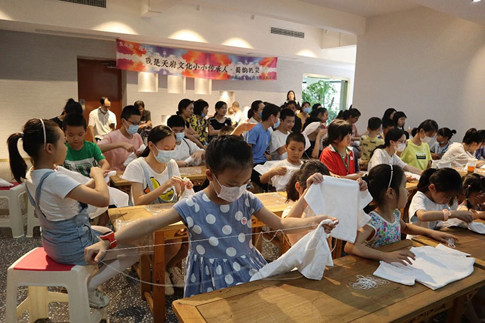 正在认真“叠扎”的小朋友们