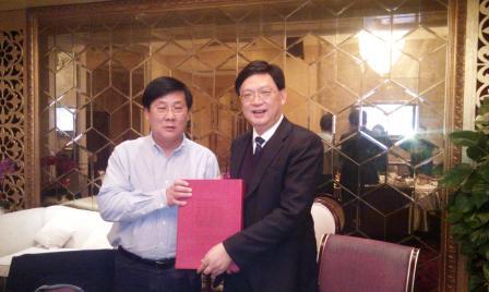 深圳燃气集团包德元董事长与我司许良伟董事长互赠礼物