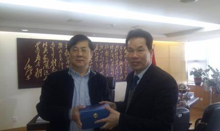深圳燃气集团欧大江总裁与我司许良伟董事长互赠礼物