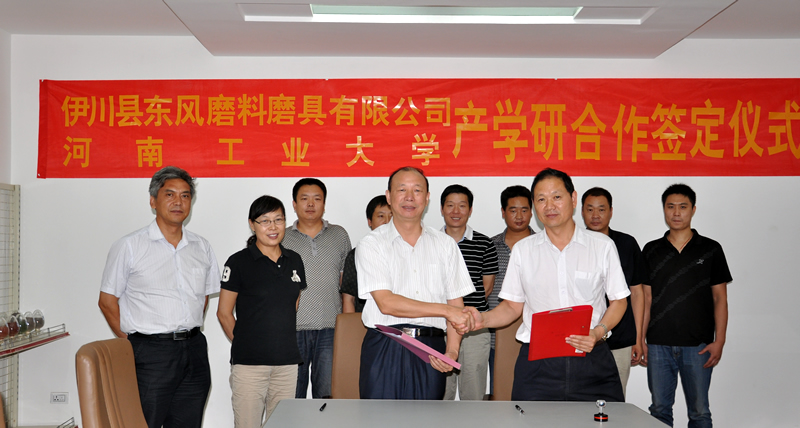 伊东风与河工大举行产学研合作签定仪式