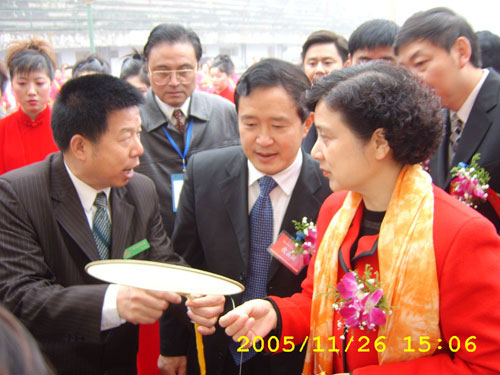 參加城市峰會領(lǐng)導喜看龔扇 扎染