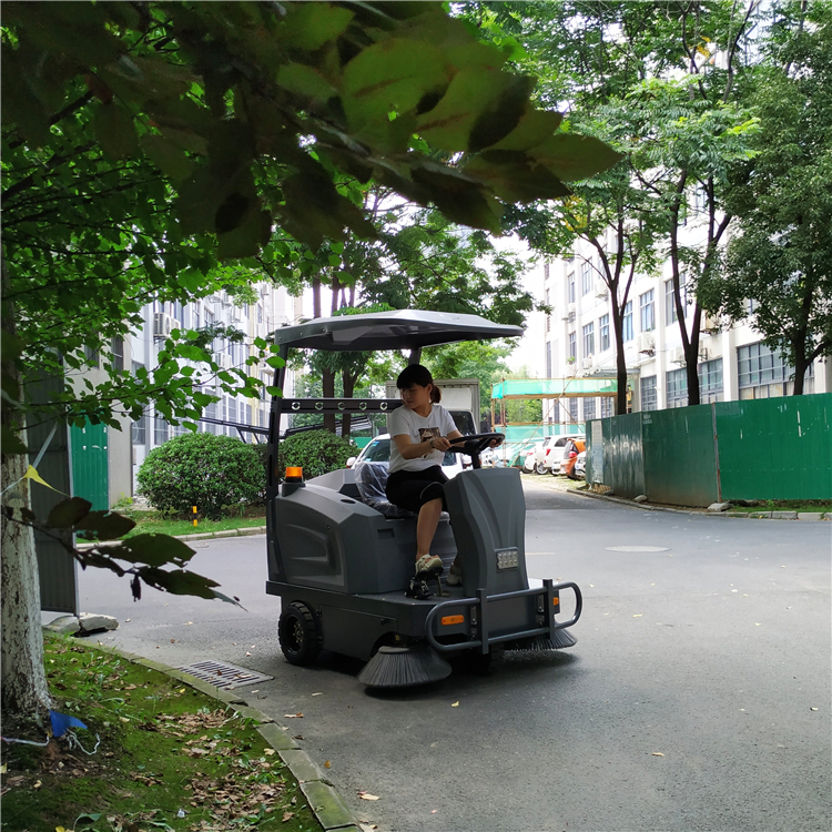 工业园区使用S1500电动扫地车 工业园区使用S1500电动扫地车