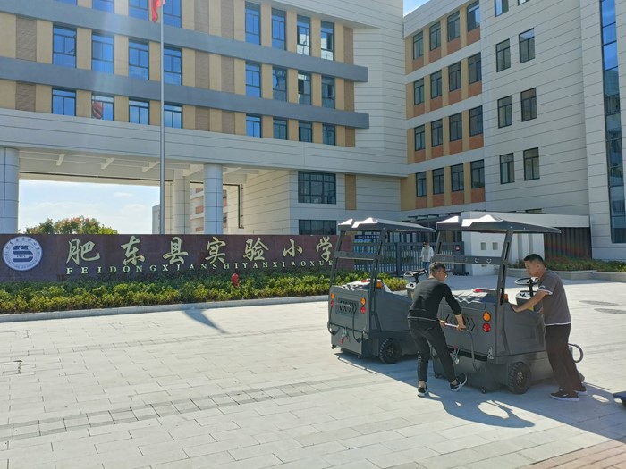 小学中型驾驶式扫地车