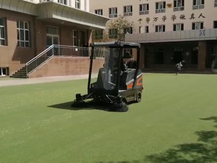 S2000驾驶式清扫车清理草坪
