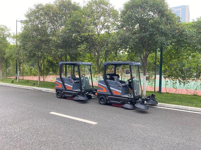 操作驾驶式清扫车