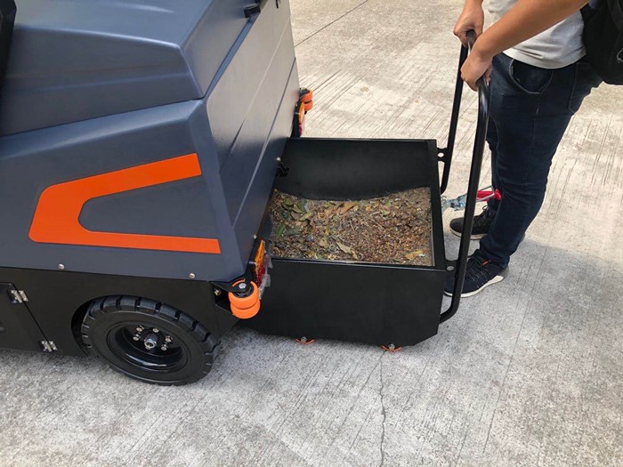 S2000驾驶式清扫车大容量垃圾箱