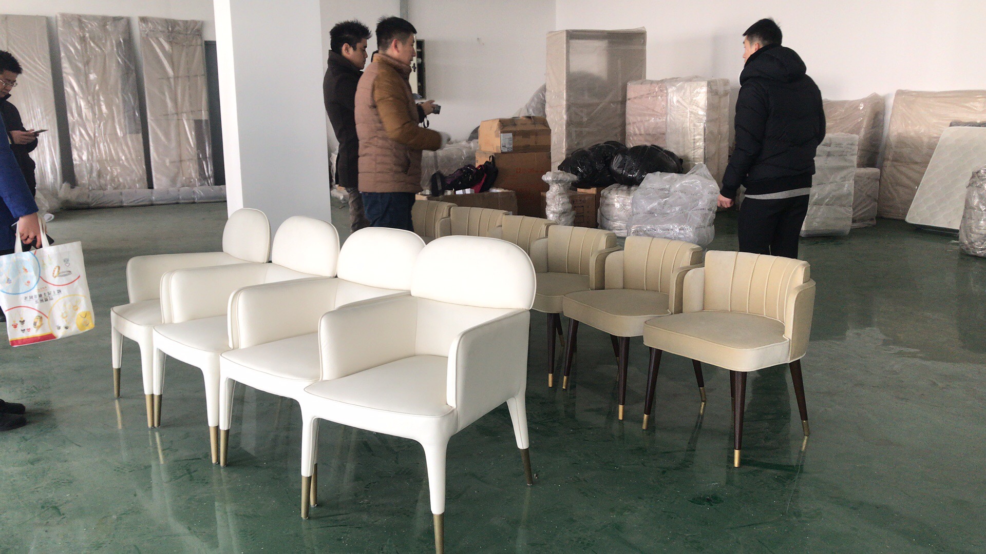 天纵鉴定专家在家具质量鉴定现场