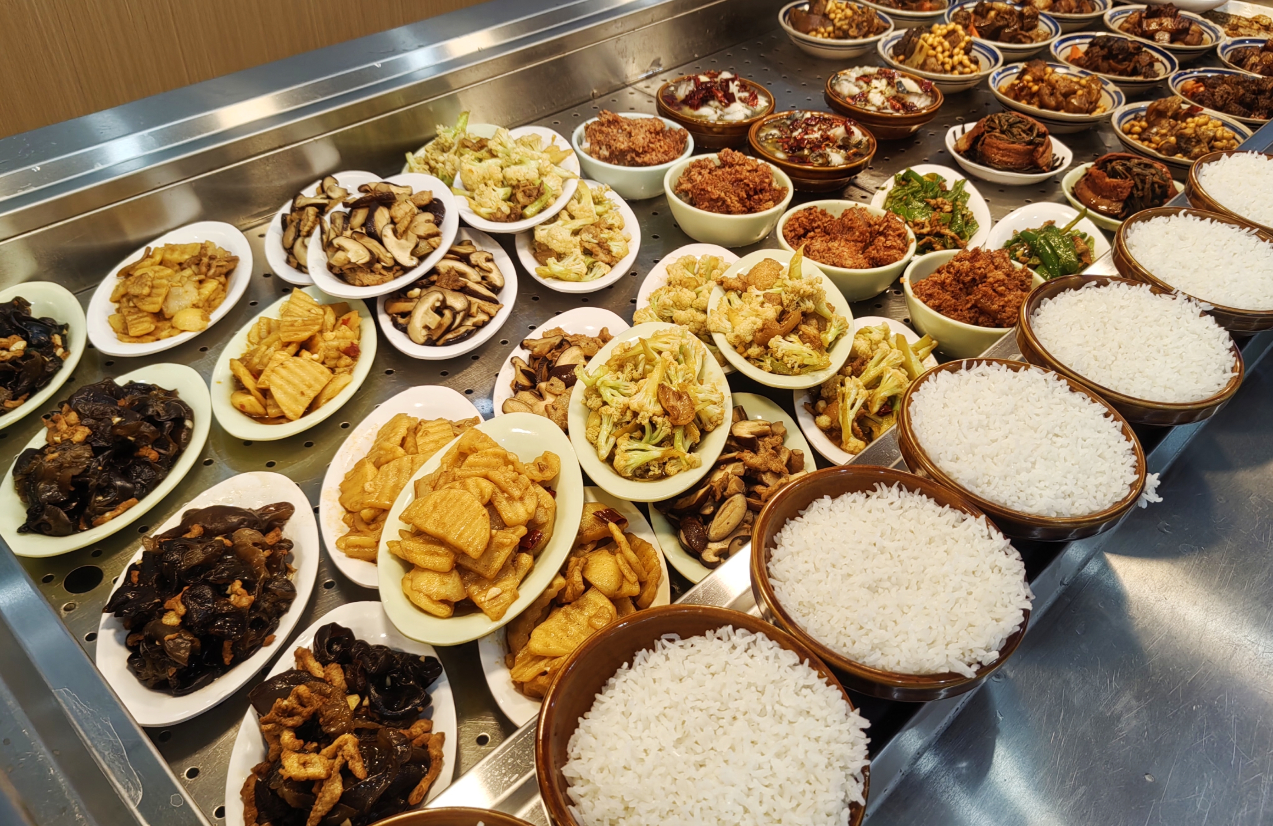 幸福食堂：以一餐热饭托起老人幸福晚年