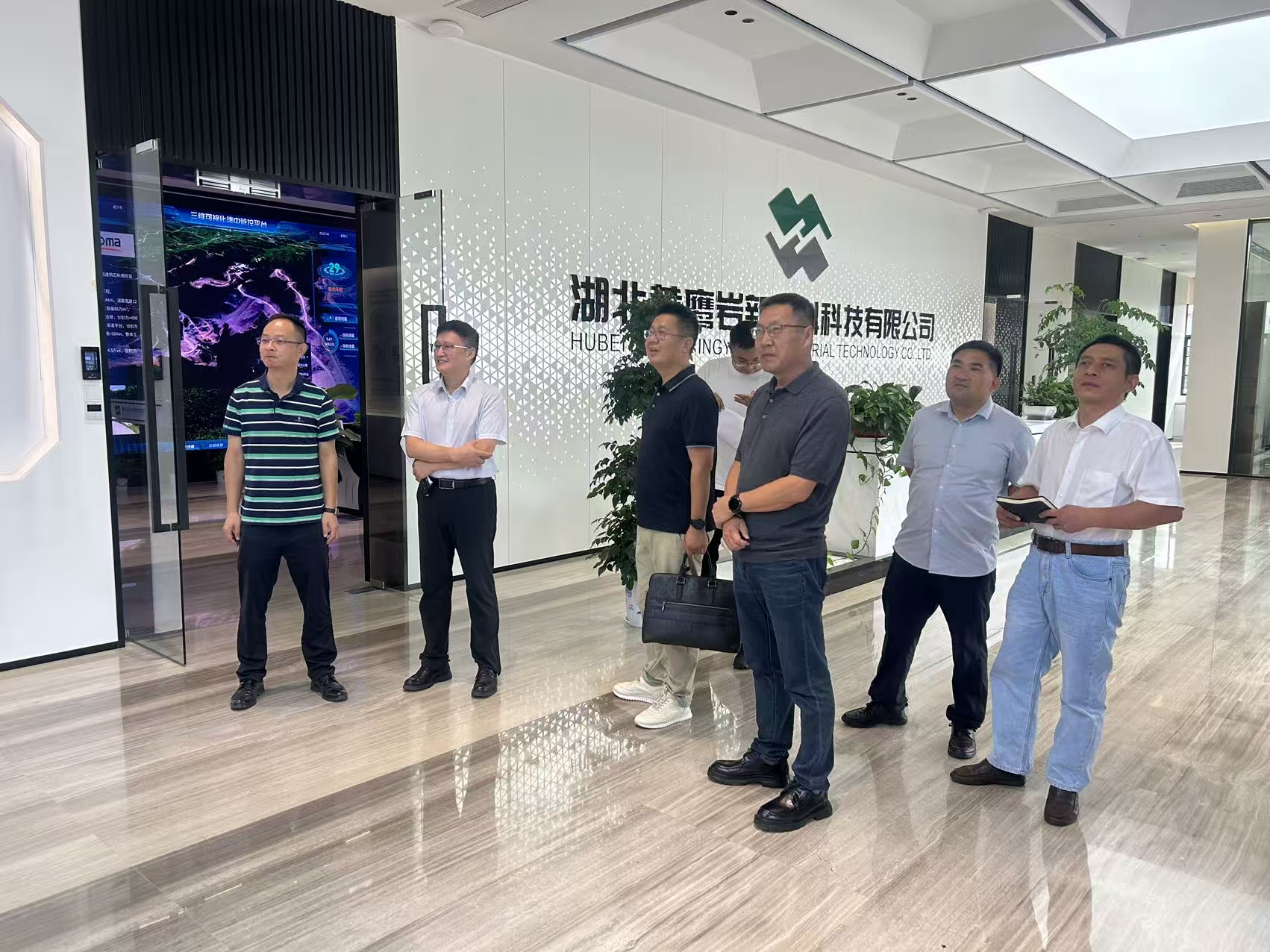 共探合作发展新机遇——咸宁高新投资集团一行赴恒茂公司黄鹰岩矿区交流学习