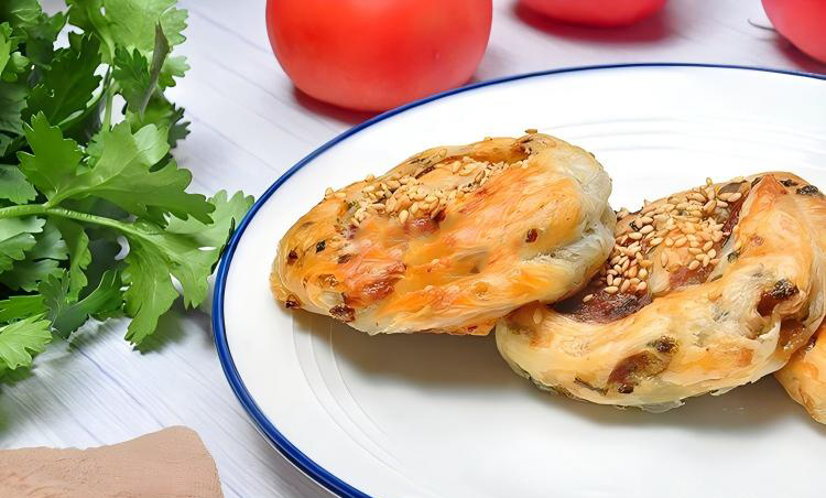葱油饼变身鲜肉锅盔，又香又酥，让人超满足！