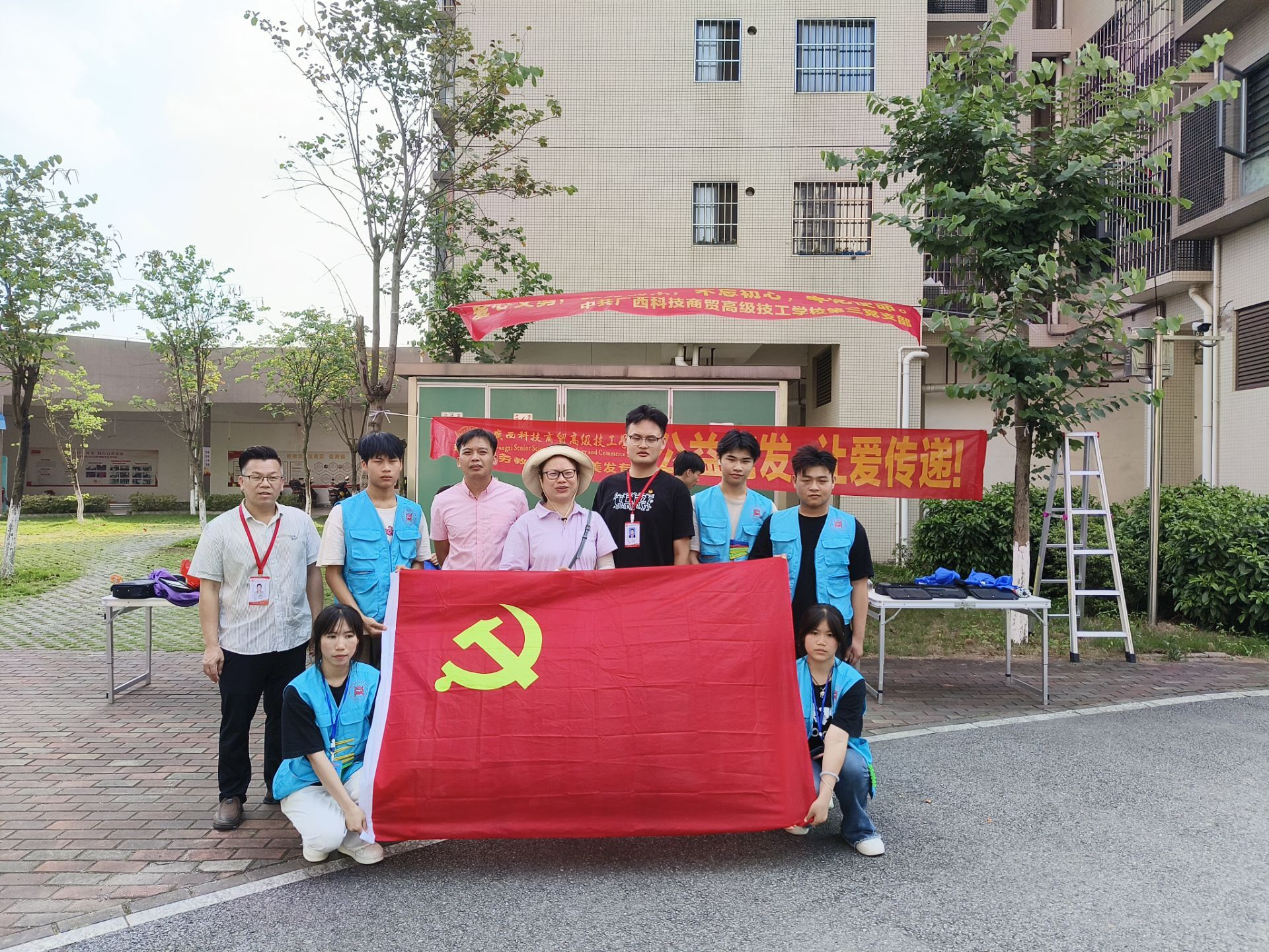 "公益剪发 让爱传递”--党支部携手教研室到社区开展公益活动