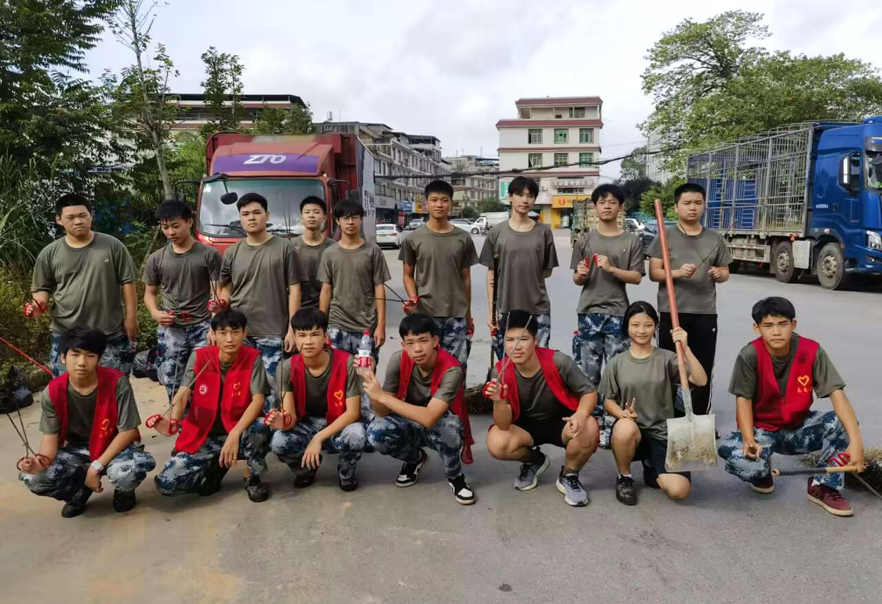 国防学子齐动手 爱国卫生显担当——我校青年志愿者服务总队开展爱国卫生大扫除志愿活动